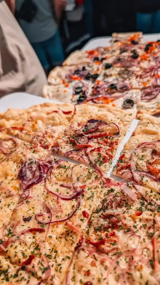 Flammkuchen frisch aus dem Ofen